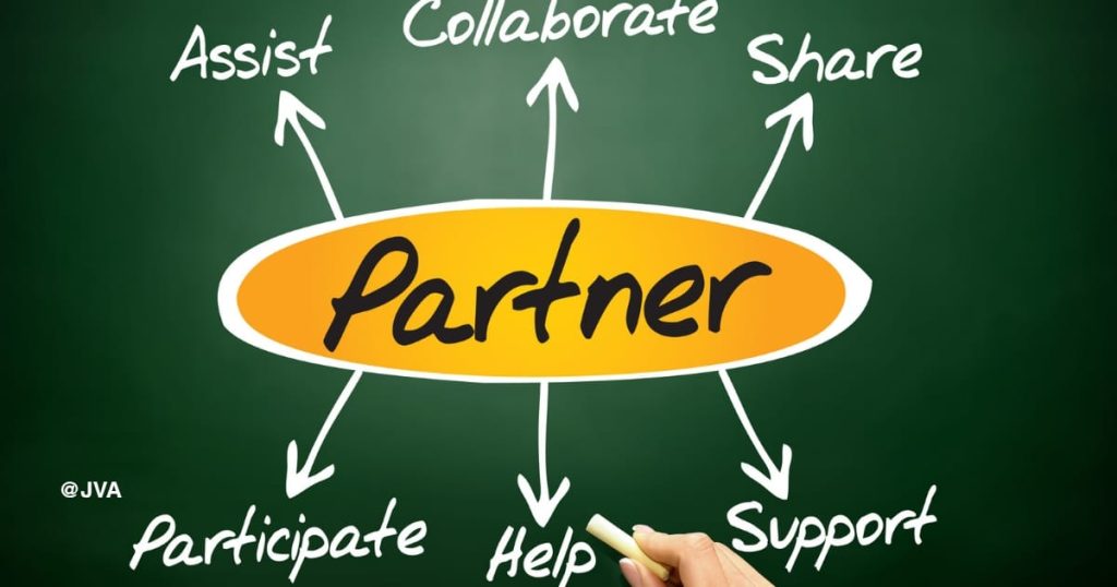 Papan tulis hijau dengan tulisan 'Partner' di tengah yang menjelaskan peran virtual assistant sebagai pendukung strategis dalam bisnis.
