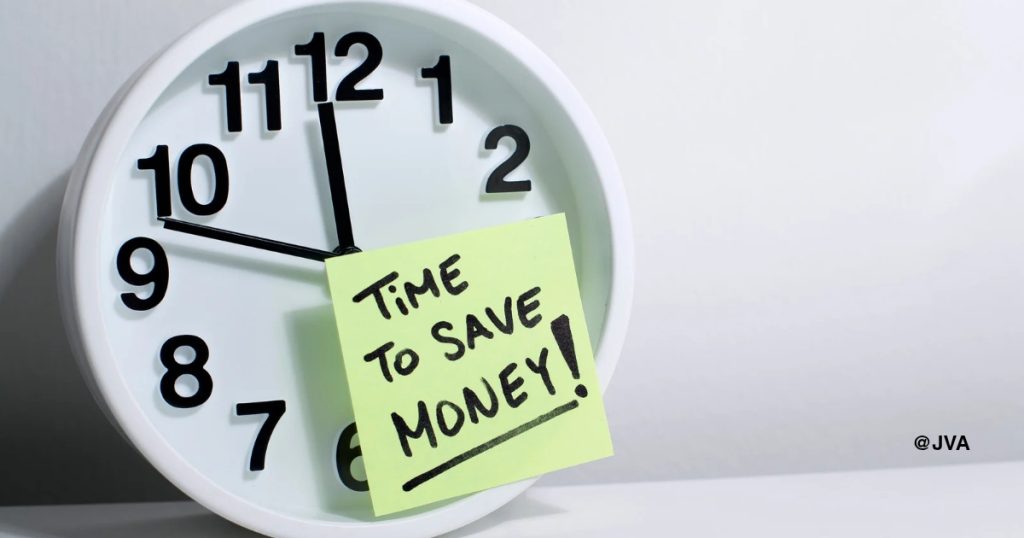 Jam dinding dengan catatan time to save money untuk ilustrasi ROI virtual assistant.