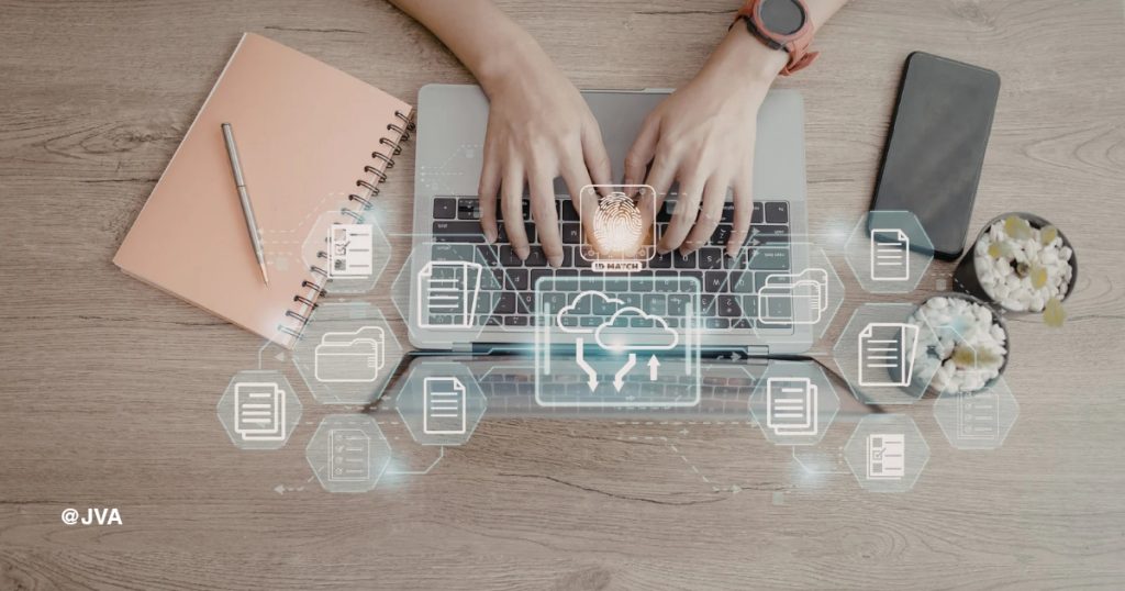 Tangan sedang mengetik di laptop dengan ilustrasi sistem keamanan fingerprint dan cloud data management untuk cara kerja virtual assistant.